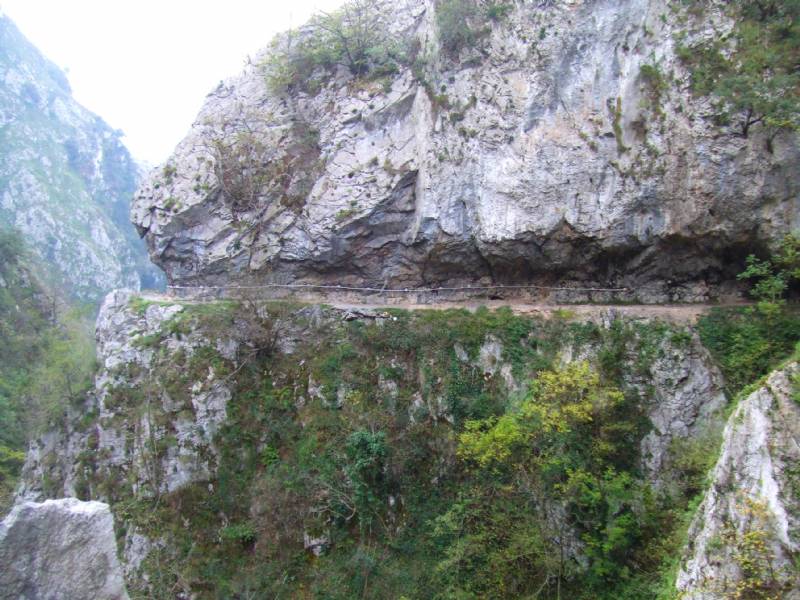 Foto: Sendero excavado en la pared de la  montaña