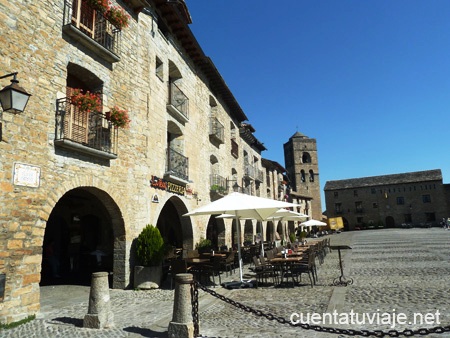 Plaza Mayor de Aínsa.