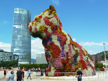 Puppy y la Torre de Iberdrola, Bilbao.