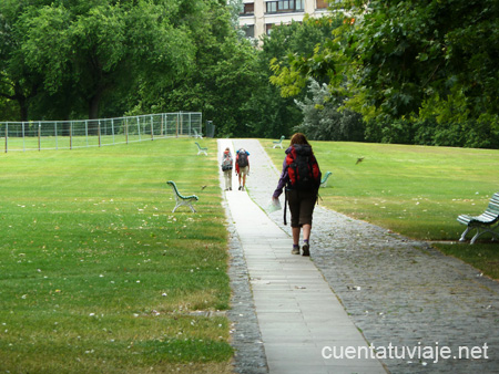 Peregrinos a su paso por Pamplona.