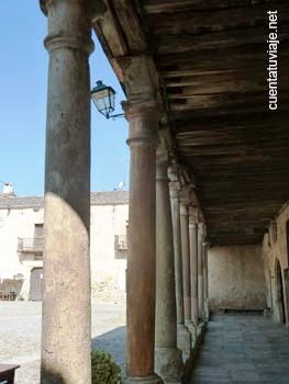 Soportales en la Plaza Mayor de Pedraza (Segovia)