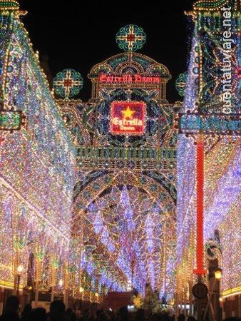 Iluminación de las calles de Valencia, en Fallas.