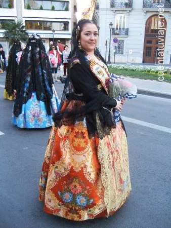 Fallera esperando para la Ofrenda. Valencia.