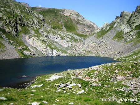 Ibón de Gorgutes, al fondo a la derecha el Puerto de la Glera, Benasque (Huesca)