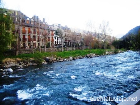 Río Ara, a su paso por Broto.